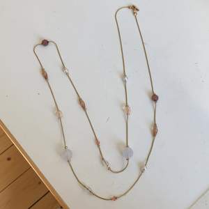 Långt halsband i guld med olika pärlor i rosa och vit. Handgjort från märket LBVYR✨