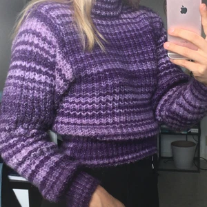 Randig tröja - Lila randig stickad tröja från zara. Riktigt snygg men kommer tyvärr aldrig till användning!