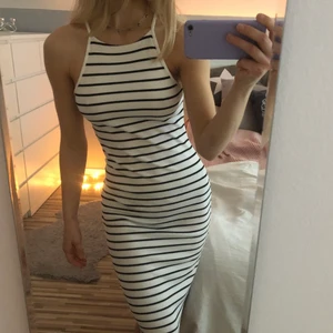 Vit/svart randig klänning  - Denna svartvita klänning är från reserved och är så gott som oanvänd👏🏽 Halterneckskurning upptil och lite längre - längden kan anpassas lite själv! Storlek S