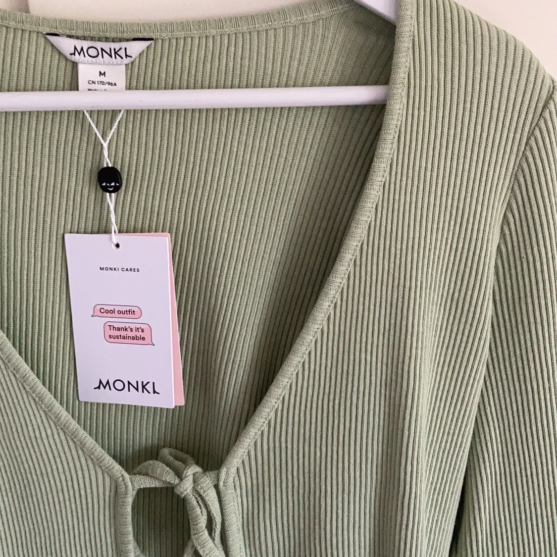 Monki söt blus med knyt fram - 90