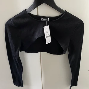 Topp  - Jätte fin topp från Gina tricot som inte riktigt passade mig! Så helt ny med lapp kvar. Passar bra som ev träningstopp över bh. Inköpt för 229 kr 