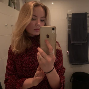 Fin blus!! - Fin blus i leopardmönster, använd 2 gånger. Men hänger bara i garderoben nu, kommer ej till användning. 
