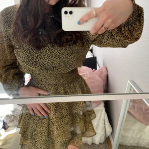 Leopardklänning - Jättesöt sommarklänning i leopard i strl S. Använd en gång till en skolavslutning och sitter hur bra som helst men kommer tyvärr inte till användning🤪💗