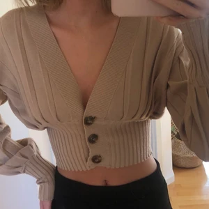 Stickad topp från NAKD - Jättesnygg kortare stickad topp från NAKD, storlek S, använd ett antal gånger förra året så den är lite luddig men syns inte från håll