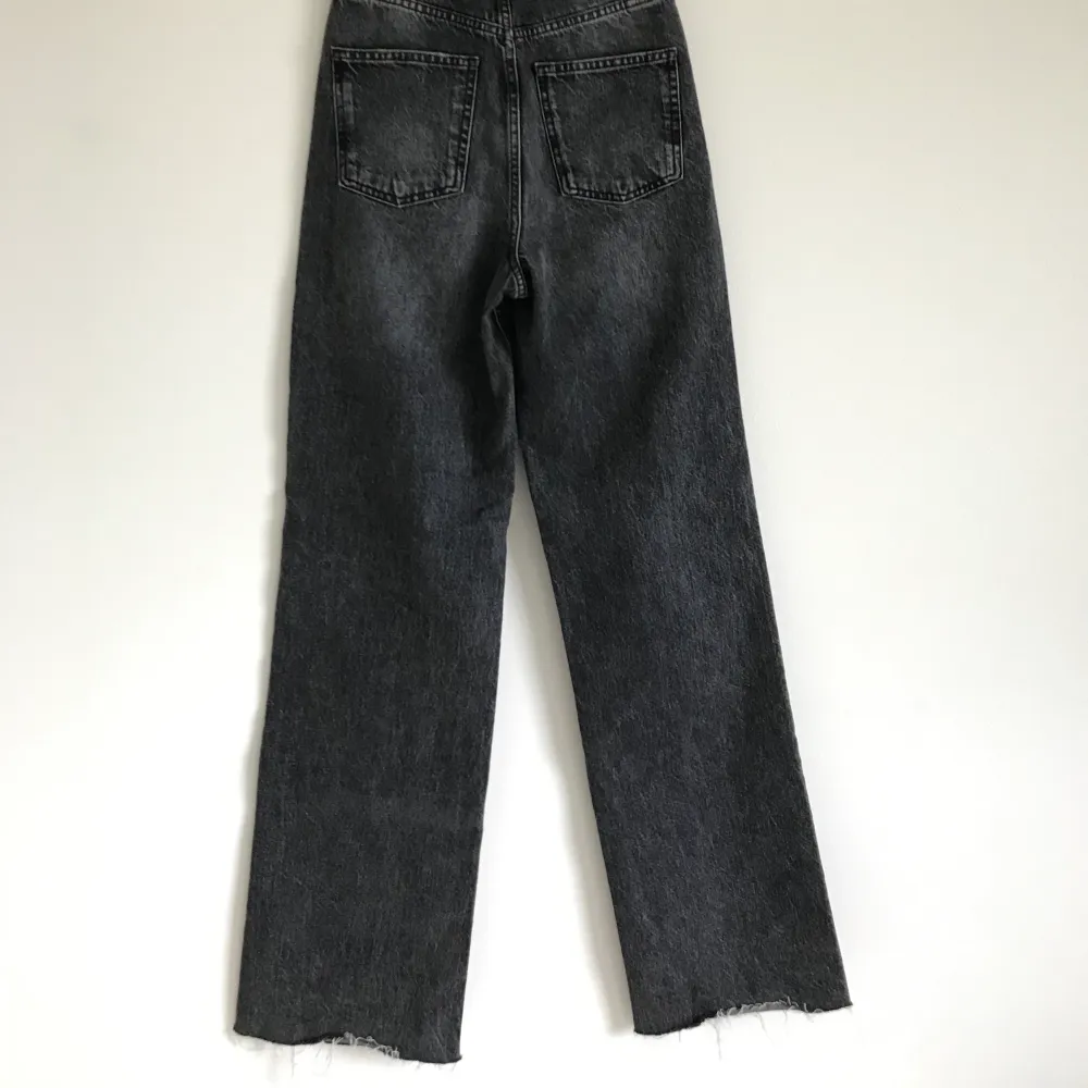 Långa raka 90s jeans från Zara. Går att klippa i sin egen längd. Innerbenslängd cirka 85 cm. Storlek 34. Som nya. Färgen heter ”Sentinel black”, vet inte om den säljs längre.. Jeans & Byxor.