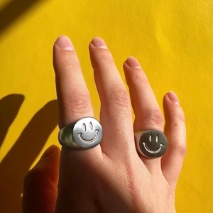 Ring - Jättefin klackring i rostfritt stål med en glad smiley på! Finns kvar i storlekarna 6, 8, 9, 10, 11, 12 och 13. Säljer dessa via mitt UF-företag där vi skänker 20% av vår vinst till organisationen Tilia. 