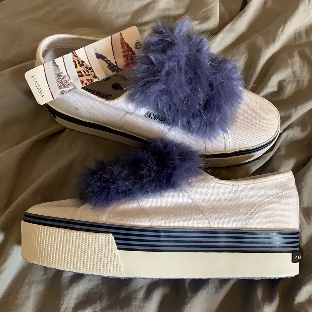 The SUPERGA X CHARLOTTE SIMONE. Helt nya med lapp kvar. Skorna har tre kardborreband som är själva fluffet. Unika skor med coola detaljer. . Skor.