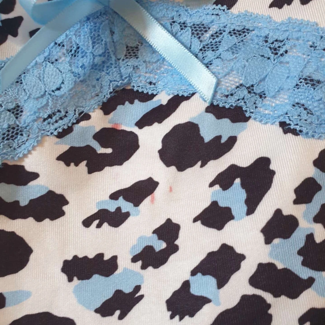 Linne med svart och blått cheetah print, med blå spets - 91