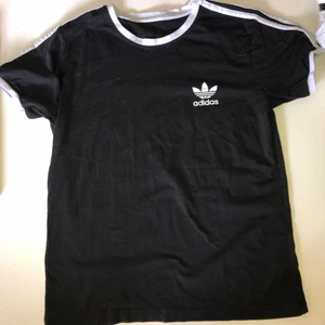 T-shirt  - Säljer en levis t-shirt och en adidas t-shirt i storlek M båda två. 