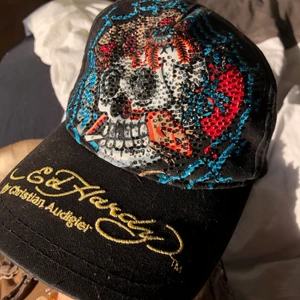 asball ed hardy keps! - As snygg, köpt på plick men passade inte mig, storlek 52cm vet ej om det är barnstorlek eller tex ”XS”. Dma vid fler frågor❤️