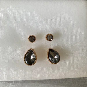 Öronhängen  - Öronhängen. Säljer eftersom dom tyvärr aldrig kommer till användning. Använda en gång.                      • 𝐅𝐫𝐚𝐤𝐭 𝐢𝐧𝐫𝐚̈𝐤𝐧𝐚𝐭 𝐢 𝐩𝐫𝐢𝐬𝐞𝐭! • 📩🤍   