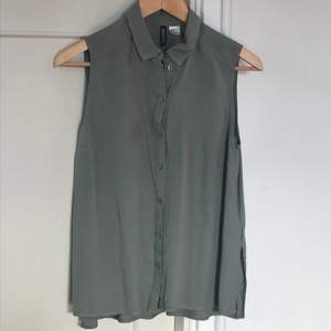 Grön skjorta/blus från H&M i strl 36.  Färgen är lite missvisande på bilderna men den gröna färgen på knapparna på sista bilden (bild 3) visar tydligt vilken färg hela skjortan är :)  Fint skick!  49kr plus frakt