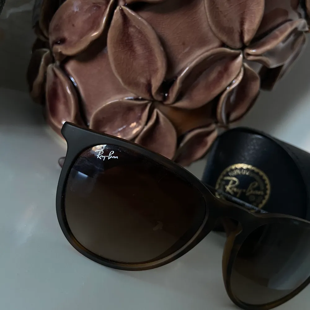 Ett par fina rayban solglasögon som passar perfekt in till sommaren som kommer snart.✨ Nyköpt: 1299kr & jag säljer dem för endast 190kr på grund av en del repor.. men det är dock ingenting som syns när man har på sig dem . Övrigt.