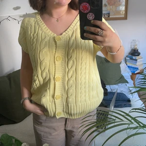 gul stickad topp - gul stickad topp från esmara! stl M, 40/42! sparsamt använd och i ett bra skick