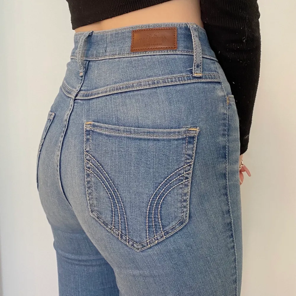 Super fina ljusblåa Hollister jeans i storlek w23 L30 jag har storlek xs/s och dem passar perfekt. Men dem kommer tyvärr inte till användning längre och därför säljer jag dem 💗 frakten är gratis och spårbar 💗. Jeans & Byxor.