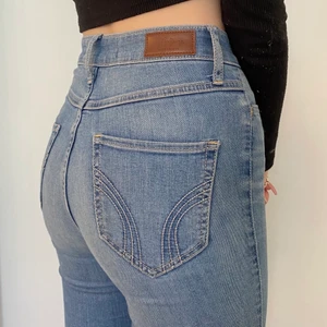 Hollister jeans med slitningar  - Super fina ljusblåa Hollister jeans i storlek w23 L30 jag har storlek xs/s och dem passar perfekt. Men dem kommer tyvärr inte till användning längre och därför säljer jag dem 💗 frakten är gratis och spårbar 💗