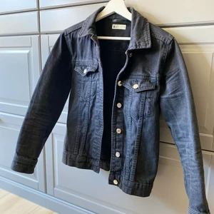 Svart jeansjacka - Jeansjacka från Gina Tricot, inte så oversized men sitter skönt på. Bra kvalitet och i bra skick!