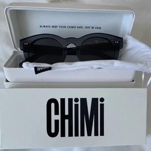 CHIMI GLASÖGON - Ett par solglasögon i från CHIMI. Oanvända och säljer för att jag fick med dom när jag köpte ett par andra. Jätte snygga och sjukt bra kvalitet, perfekt till sommaren💞 (LEVERANS INGÅR I PRISET!)