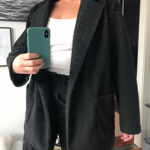 Kostym kappa från Zara - En perfekt vårjacka, en kappa i kortare modell från Zara, i en kostym modell. Går att knyta men lika bra öppen, snöret är avtagbart. 250kr+frakt 