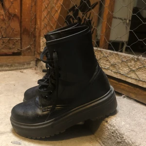 Skor - Svarta Dr.Martens liknande skor i fake skin och med tjock sula. Köpta från asos förra året som inte längre kommer till användning. Använda ett antal gånger men inga defekter❣️