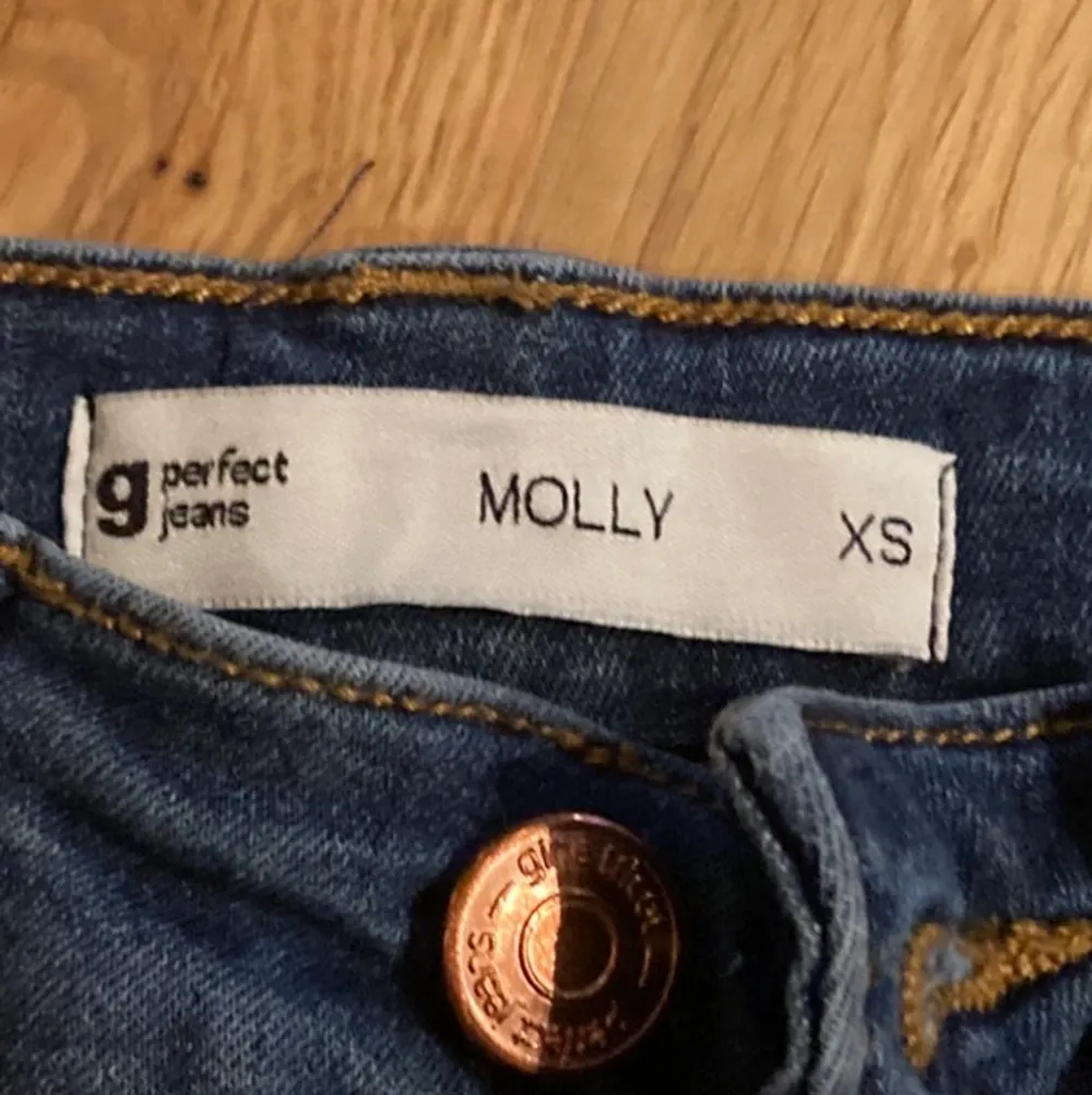 En par jättefina Molly -Jeans från Gina Tricot i storleken XS som är mörkblåa. Använda ett fåtalgånger!. Jeans & Byxor.