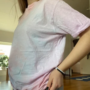 Tiedye t-shirt - Oversized tiedye t-shirt. (Pris kan diskuteras) Skicka meddelande vid intresse/frågor💖