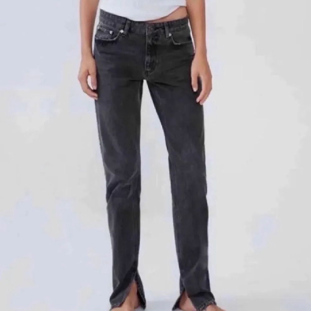 INTRESSEKOLL på mina super snygga trendiga zara jeans med slits som är helt slutsålda! Buda i kommentarerna!❤️. Jeans & Byxor.