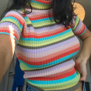 JÄTTEFIN stickad topp från second hand - Den är i storlek XS och sittwr som ett smäck! Vid stort intresse så är det en budgivning med start från 150kr 💕💕✨