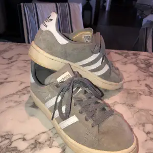 Fett coola Adidas CAMPUS sneakers i grå mocka.   Ytterst sparsamt använda. Men annars helt felfria.   Storlek 38 och verkligen super sköna! Men kommer tyvärr inte till användning..  300kr!