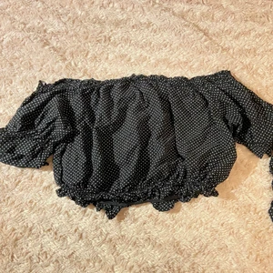  Svart Croptop strl S - Söt svart offshoulder croptop i mycket bra skick! Storlek S🖤