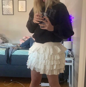 hm kjol🤍 - säljer denna super snygga kjolen fårn hm🤍