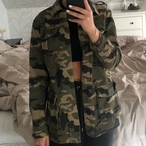 Militärmönstrad jacka - Militärmönstrad jacka från NA-KD i storleken 34. Den är i ett tunt material och lite längre, liknade en skjortjacka✨ köparen står för frakten på 66kr🎀✨