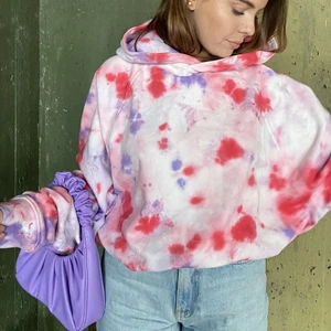 TIE DYE hoodie - Säljer denna tie dye hoodien i storlek medium. 💜💗 Köpt på bikbok i somras men endast använd 1-2 gånger så i mycket bra skick 🤩 pris är diskuterbart