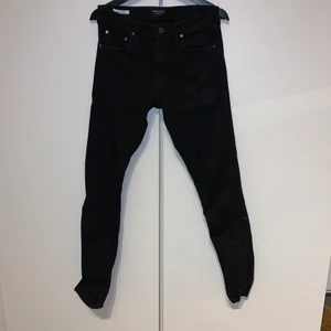 Jack & Jones Svarta Jeans - Svarta Jack & Jones Slim/Glenn Jeans i storlek 30/32. Nästintill oanvända.