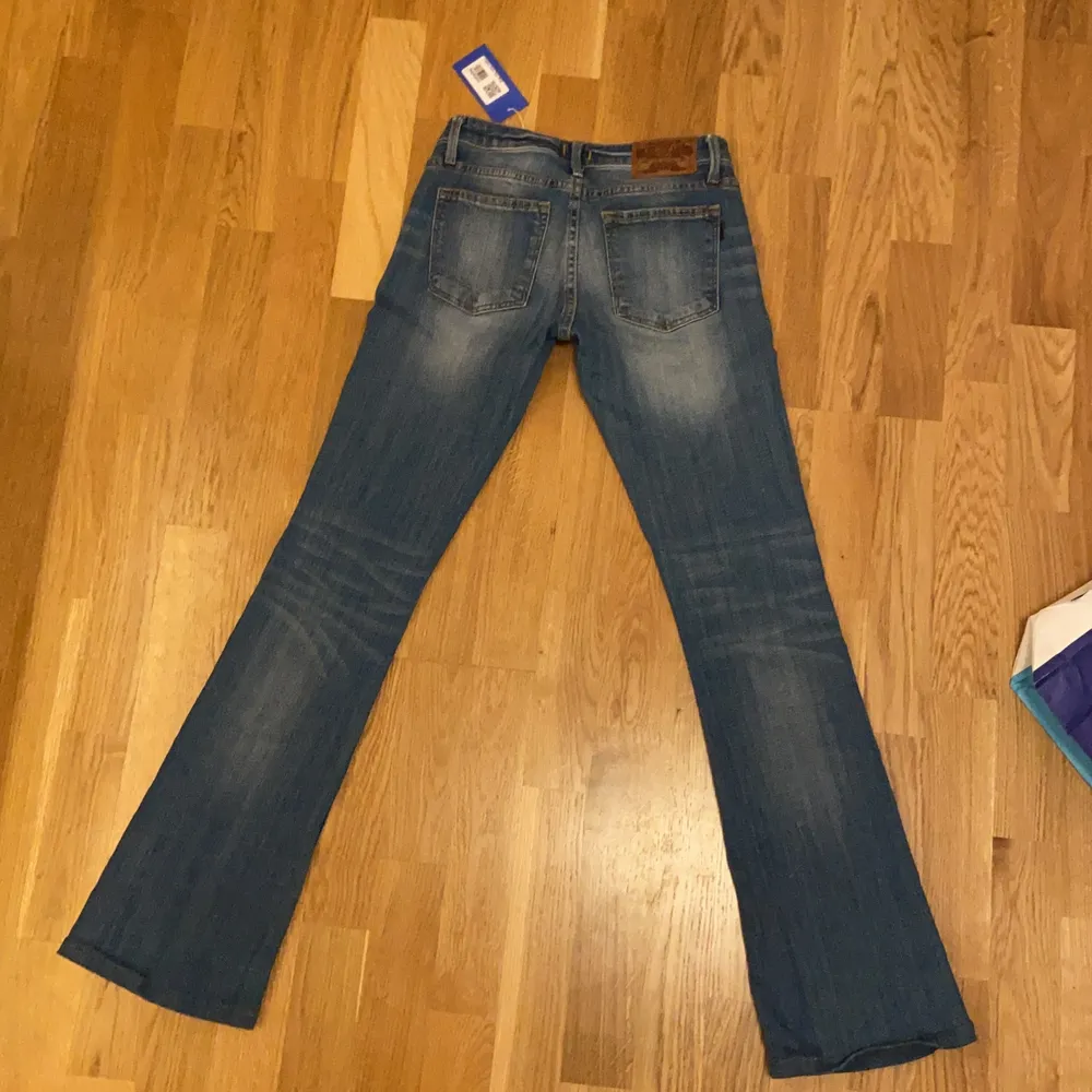 Supersnygga jeans jag köpt på sellpy, men de var tyvärr för små för mig! De har lite bootcut och skulle säga att de är i storlek xxs. För preferens har jag w25 i highwaisted jeans men eftersom dessa är lägre sitter de mer på höfterna, som är bredare.. Jeans & Byxor.