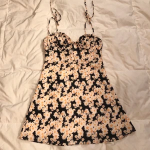 Söt blommig klänning - Söt blommig klänning. Lapp saknas så märke och storlek är okänt men skulle chansa på S.