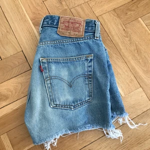 501 Levis shorts - Säljer pga för små, fint skick!