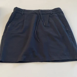 Kjol - Svart kjol från only. Super fin och skön till sommaren. Saknar en svart metall bit på ena snöret, inte stor detalj. 