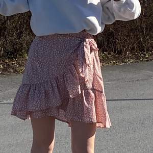 Säljer en super fin rosa kjol som är från shein och är slutsåld där och har varit det i flera månader🥰💓  BUDA!💘 budet startar på 85kr 🤍 (ENDAST SERIÖSA KÖPARE)