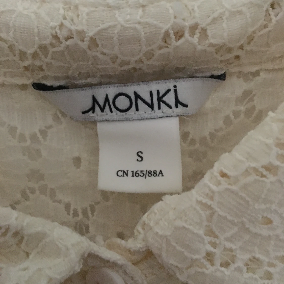 En vit blommig blus ifrån Monki - 91