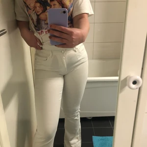 Vita bootcut jeans från Gina tricot i storlek M - Vita bootcut jeans från Gina tricot i storlek M, Strechiga och högmidjade