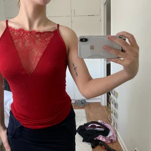 Röd topp strl s - Inte min smak 