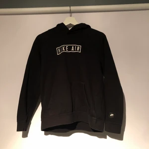 Nike hoodie - En svart nike hoodie i bra skick, passar 158-165.