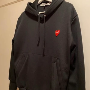 COMME DES GARÇON PLAY HOODIE  - Size M, sitter ungefär som en Small eftersom CDG’s hoodies är mindre i storleken. 