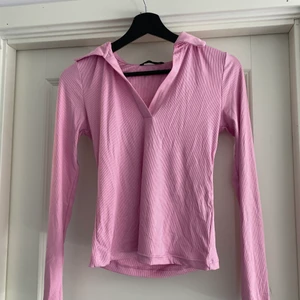 Långärmad tröja  - Passar XS-M beroende på hur man vill att den ska sitta. Oanvänd!