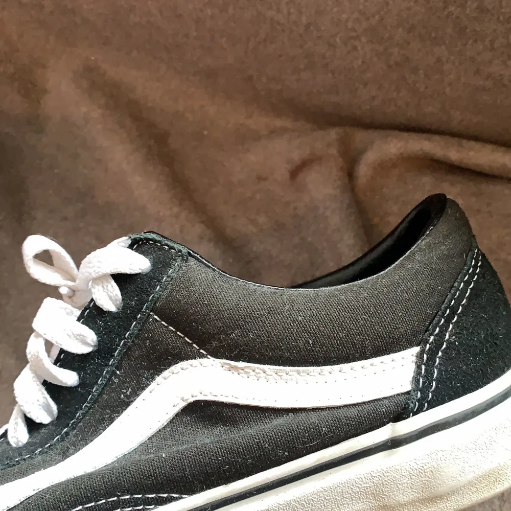 Sneakers från märket Vans, använda några få gånger så i bra skick. Svarta med vita snören! . Skor.