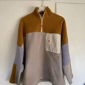 Monki fleece storlek L - En brun, lila och grå fleecetröja från Monki. Köpt hösten 2019 men inte använd många gånger på grund av storlek. I mycket fint skick. Enda skadan är att det lossnat ”pluppar” från den övre dragkedjan. Köpt på damavdelningen men funkar för alla :) 120kr + frakt. 