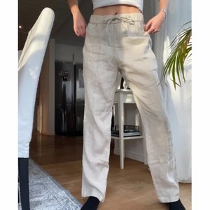 Linnebyxor HM Home - Slutsålda beiga linnebyxor från HM home! Superfina och helt oanvända, buda på!! Öka med minst 15kr