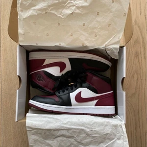 Air Jordan 1 Black Dark Beetroot - Hej! Jag säljer dessa skor åt mina bror eftersom de inte kommer till användning. Dessa skor är endast använda ca 3 gger och är i nyskick.   Dessa skor köptes från www.restocks.eu och köptes för ca 2200kr. Dessa skor är i storlek 41. Köparen står för frakten.  Pris kan diskuteras vid snabb affär!🤎 