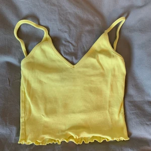 Collusion linne strl 38 - Jättegulligt ljustgult linne som passar perfekt till sommaren! 🌞